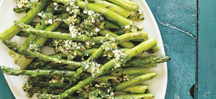 Asperges grillées avec vinaigrette mimosa