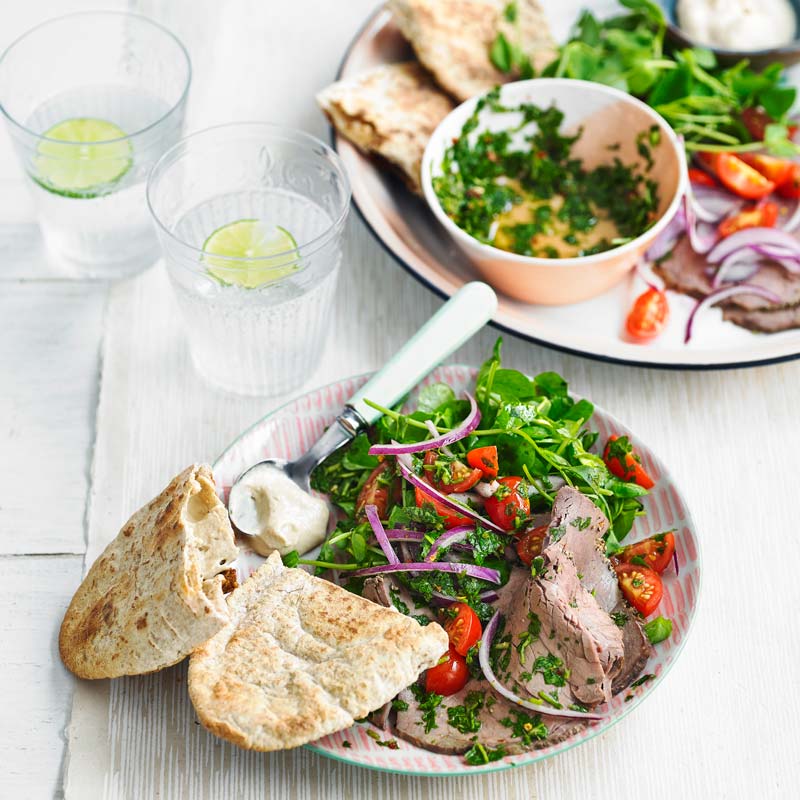Rostbiff i pita med hummus och chimichurri