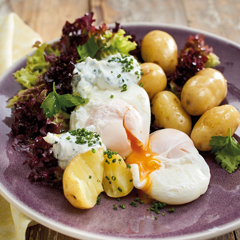 Pochierte Eier mit Drillingen und Kräuterquark