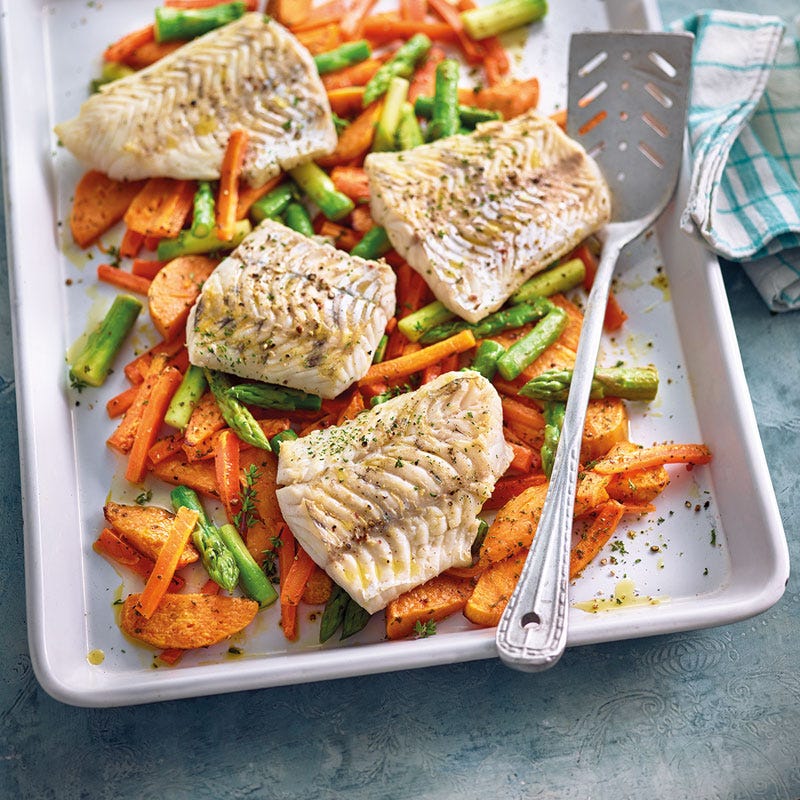 Zander vom Blech mit grünem Spargel