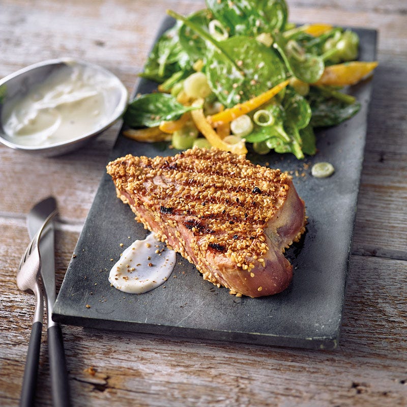 Thunfisch-Steak in Sesamkruste mit Spinatsalat