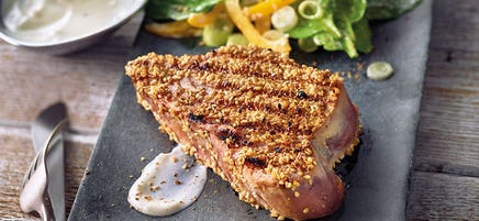Thunfisch-Steak in Sesamkruste mit Spinatsalat