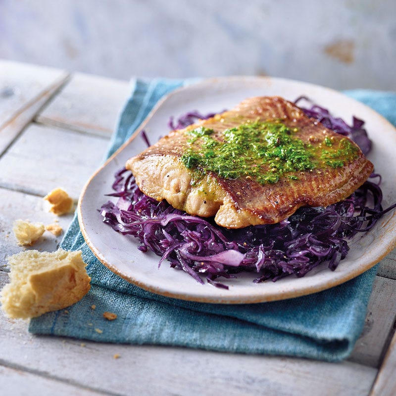 Gebratenes Welsfilet mit Rotkohlsalat