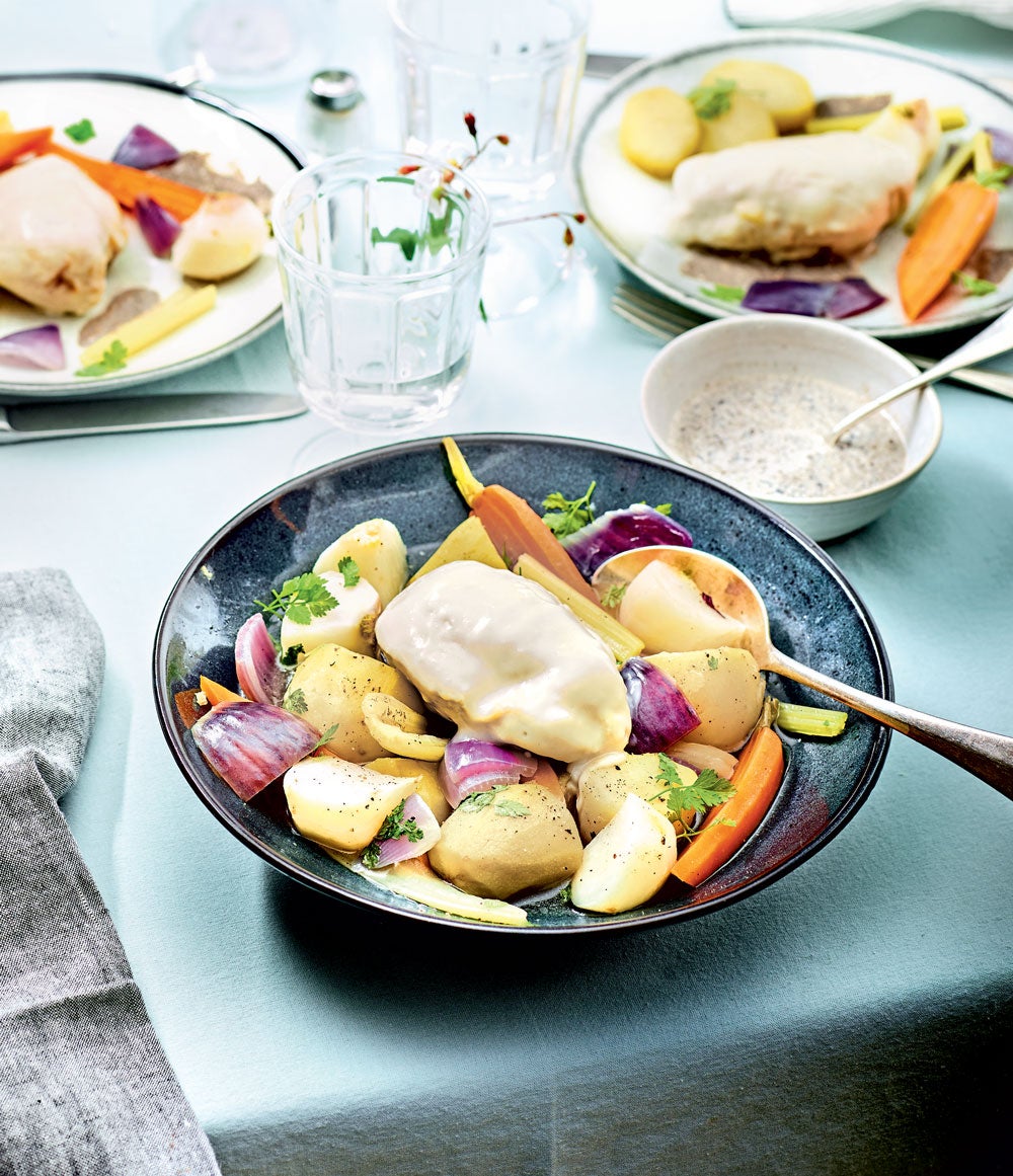 Pot au feu de volaille, bouillon réduit aux trompettes de la mort