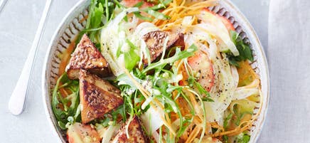 Sommersalat mit knusprigen Tofuecken