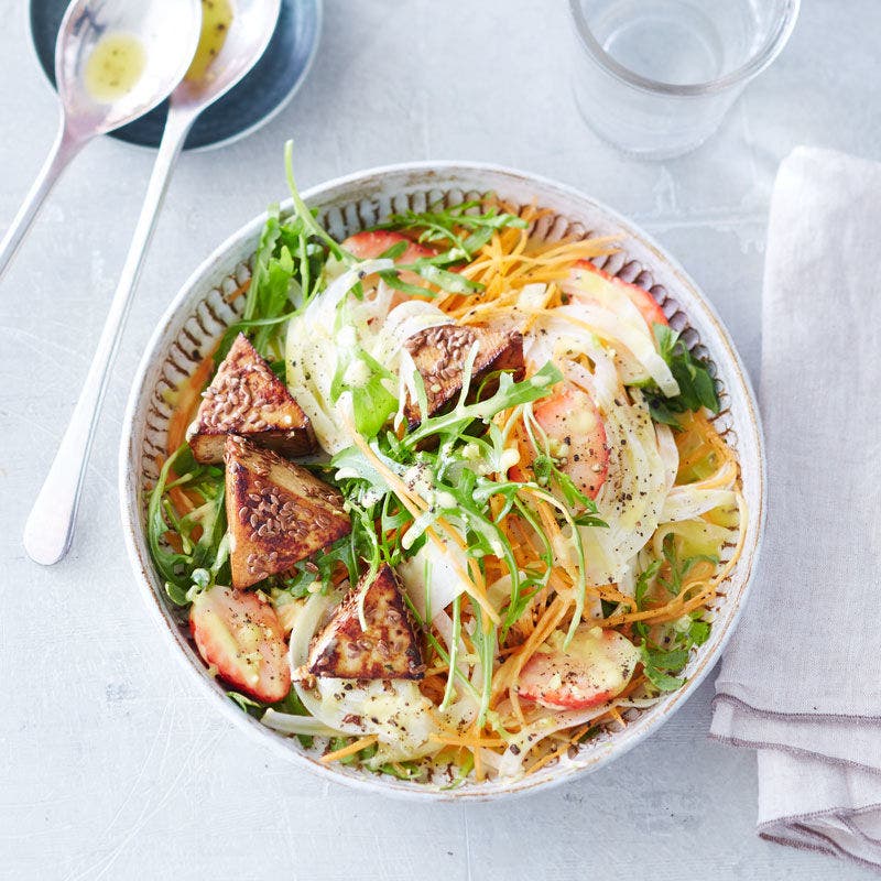 Sommersalat mit knusprigen Tofuecken
