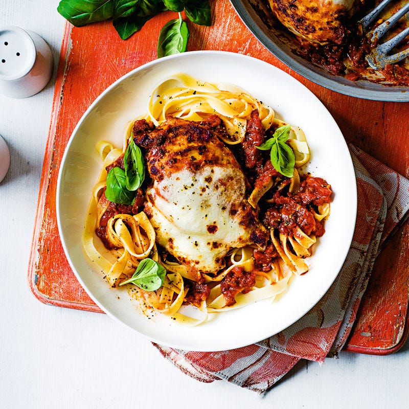 Mozzarella-Hähnchen auf Pasta