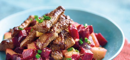 Bietensalade met appel en ossenhaasreepjes