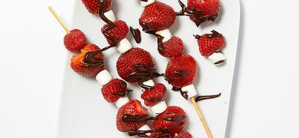 Brochettes de baies et de guimauves au chocolat mi-amer