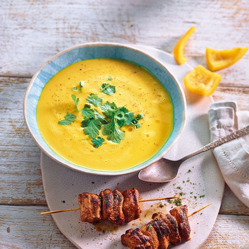 Gelbe Peperonisuppe mit Pouletspiessen / Gelbe Paprikasuppe mit Hähnchenspießen