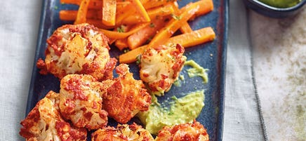 Blumenkohl-Wings mit Karottenpommes und Avocadodip