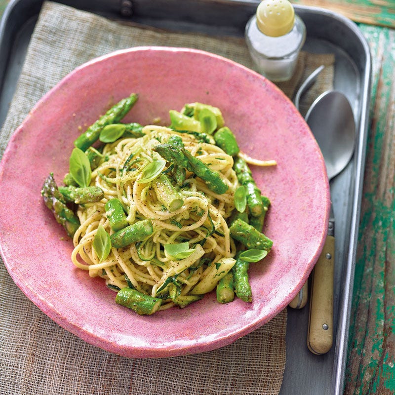 Grüne Spargelpasta mit Avocadopesto