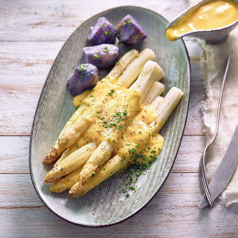 Ofenspargel mit Sauce Hollandaise und lila Kartoffeln