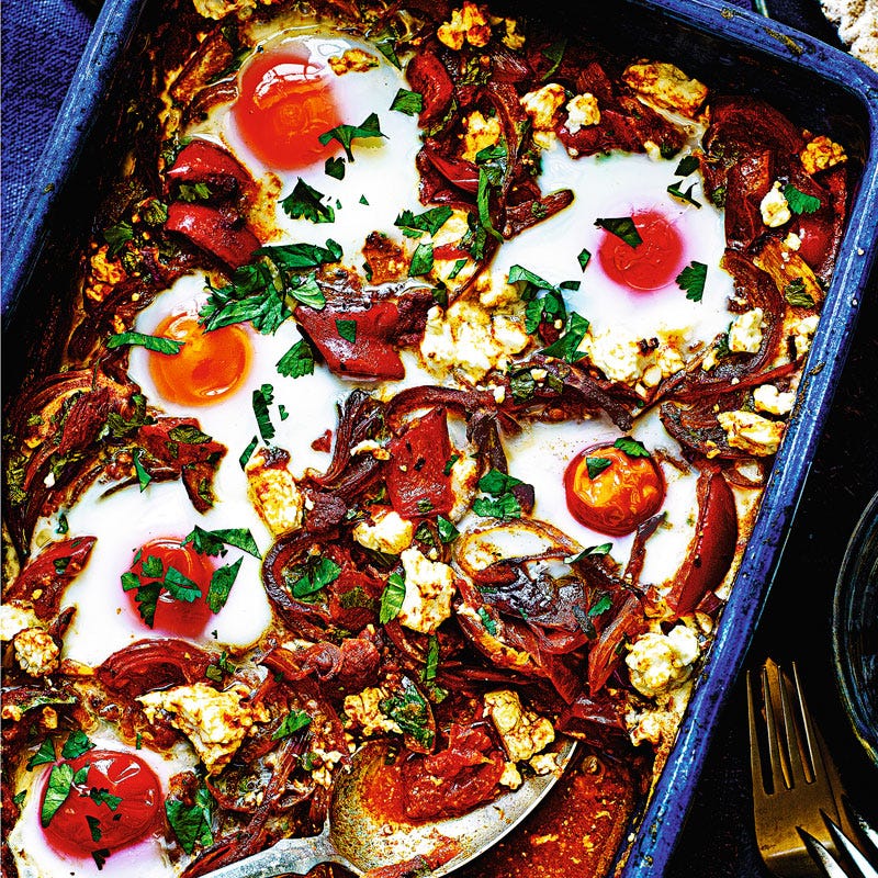 Gebackene Eier auf Gemüse mit Schafskäse