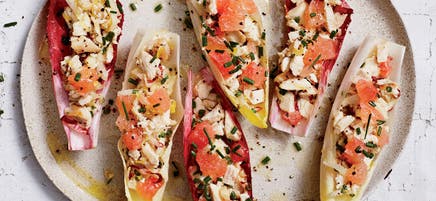 Feuilles d’endives avec salade de poulet et pamplemousse rouge