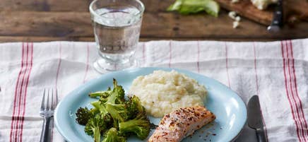 Stekt lax med blomkål- och parmesanmos