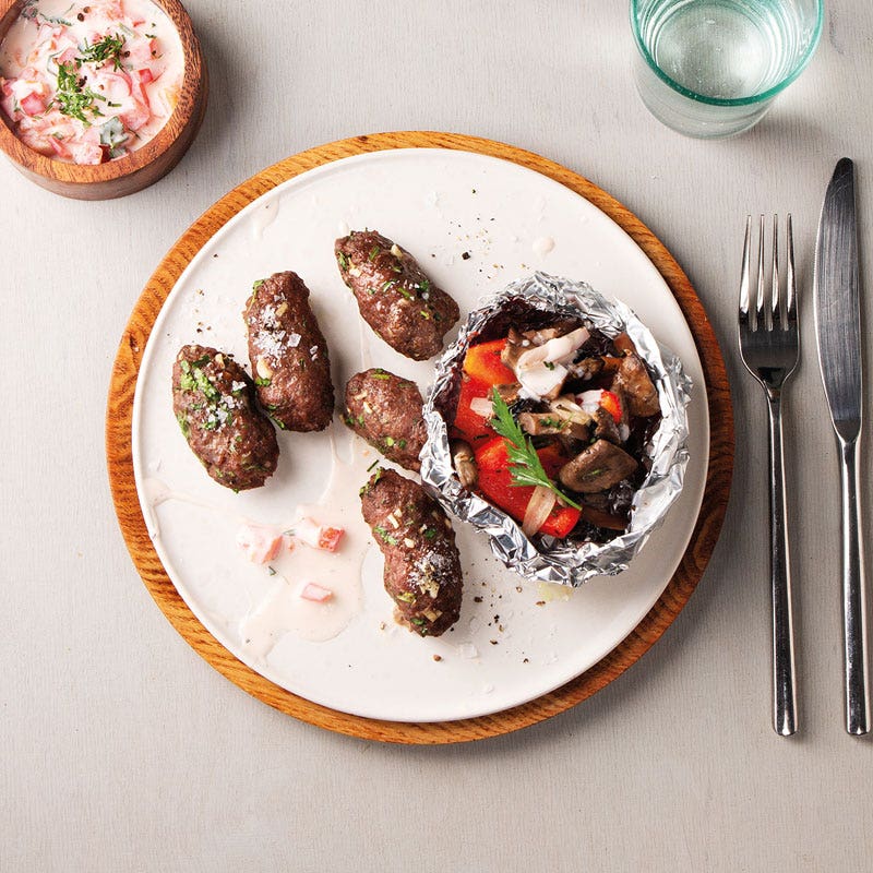 Grill-Köfte mit Gemüsepäckchen und Paprikadip