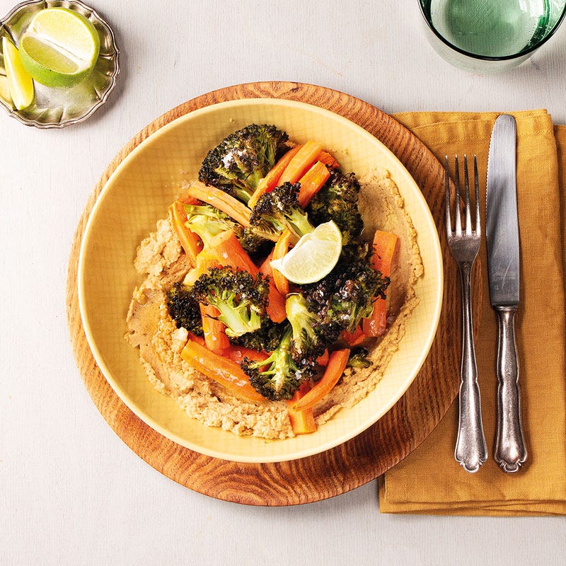 Sesam-Hummus mit geröstetem Broccoli und Karotten