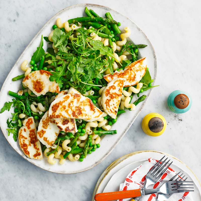 Pasta- och sparrissallad med halloumi