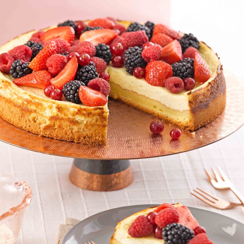 Quarkkuchen mit bunten Beeren