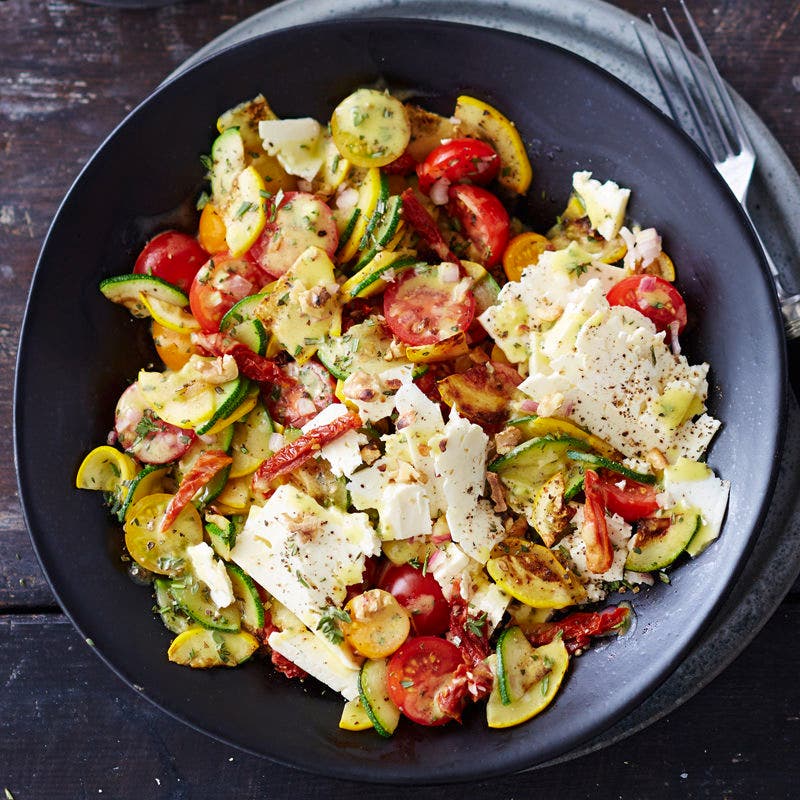 Zucchinisalat mit Baumnussdressing