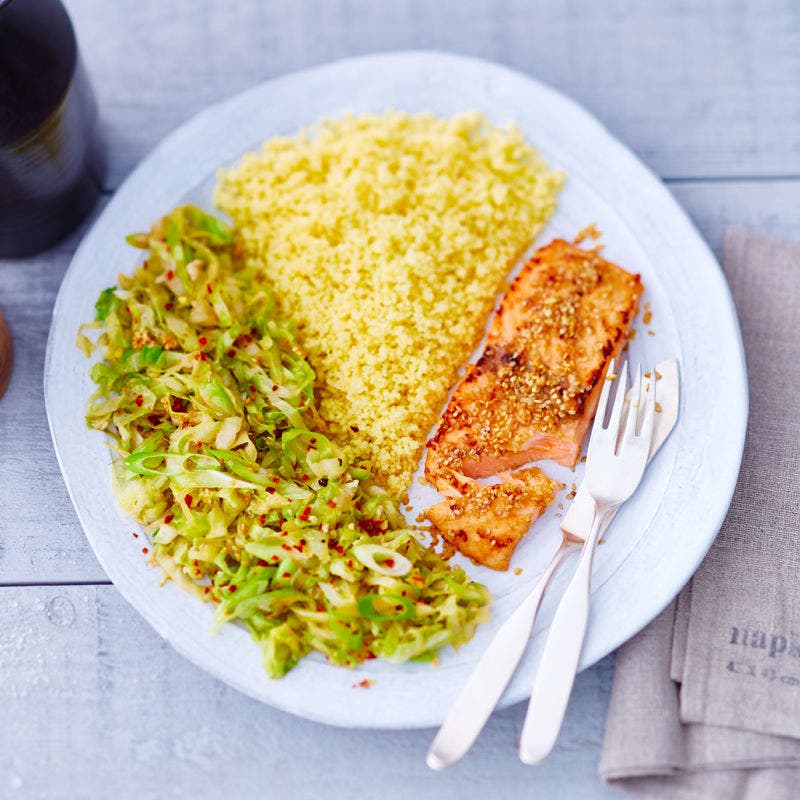 Sesamlachs mit Spitzkohl und Couscous