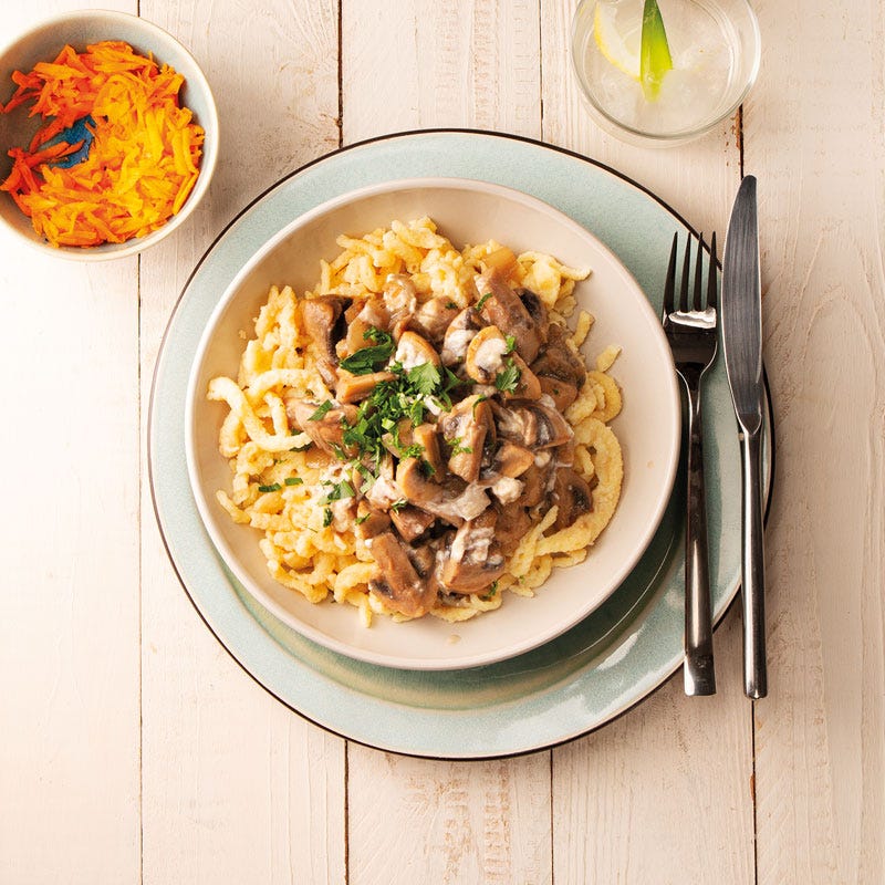 Frische Spätzle in Champignonsauce und Karottensalat