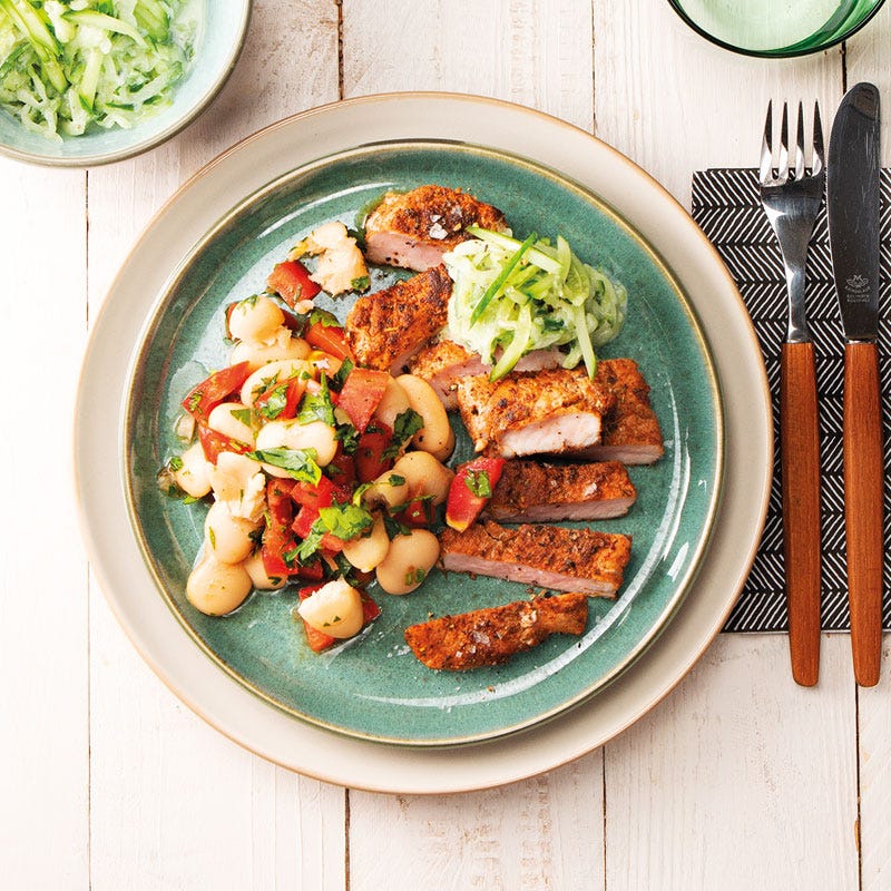 Griechisches Schnitzel mit weißen Bohnensalat und Gurkensalsa