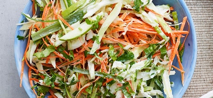 Coleslaw med äpple och koriander