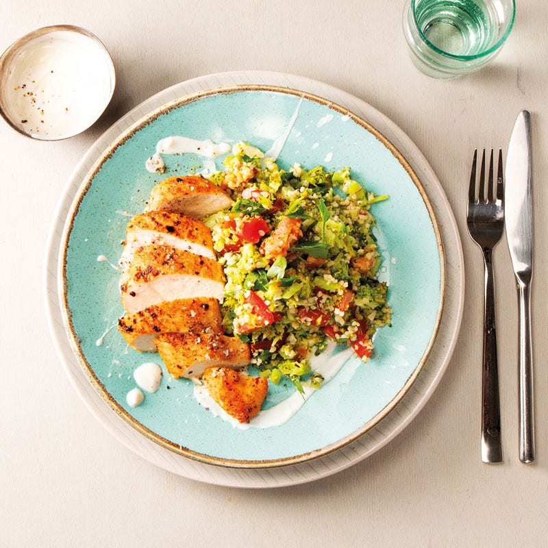 Harissa-Hähnchen mit Broccoli-Taboulé und Knoblauchjoghurt