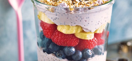 Kwark met açai en chiazaad in een pot