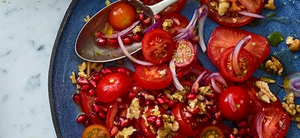 Tomatsallad med granatäpple och valnötter