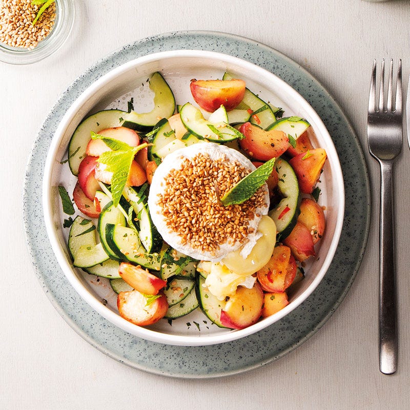 Backcamembert mit Sesam und Bergpfirsich-Gurken-Salat