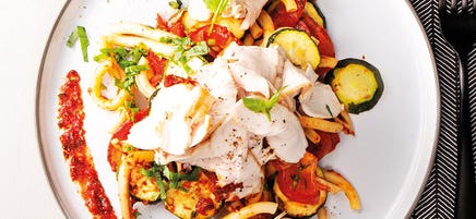 Mediterraner Nudelsalat mit Putenstreifen und Tomatenpesto