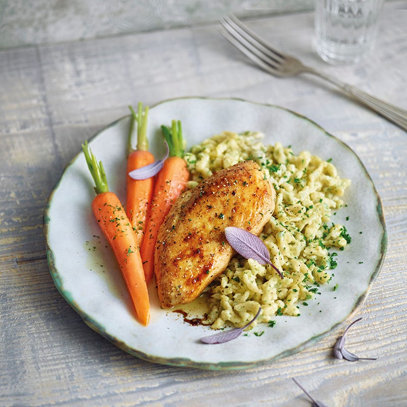 Foto van Kruidenspätzle met kipfilet en geglaceerde wortels door WW
