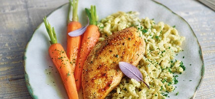 Kruidenspätzle met kipfilet en geglaceerde wortels