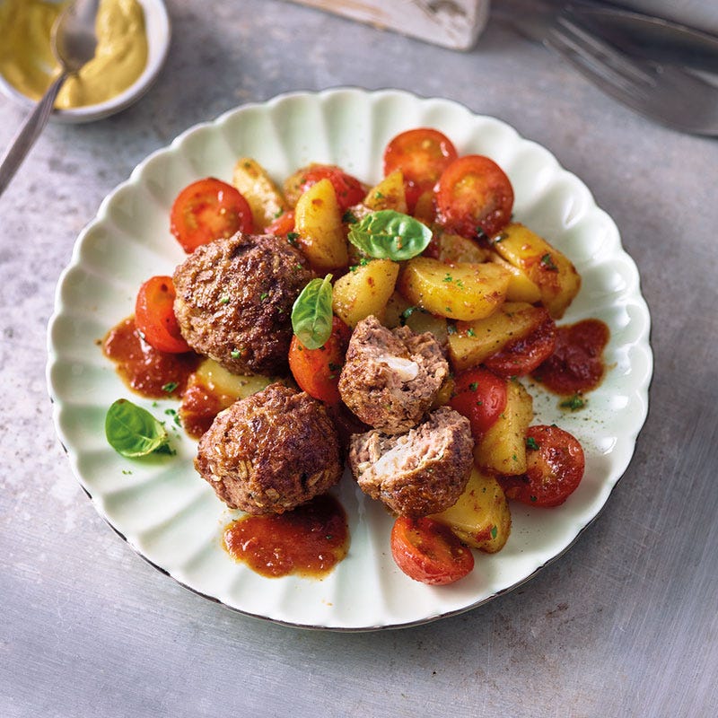 Kartoffelsalat mit Tomaten und Hacktätschli / Kartoffelsalat mit Tomaten und Frikadellen
