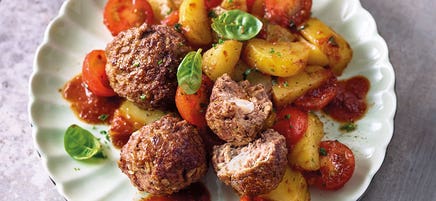 Kartoffelsalat mit Tomaten und Hacktätschli / Kartoffelsalat mit Tomaten und Frikadellen
