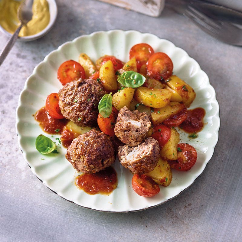 Kartoffelsalat mit Tomaten und Hacktätschli / Kartoffelsalat mit Tomaten und Frikadellen
