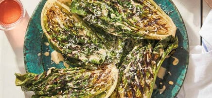 Laitue romaine grillée avec vinaigrette César