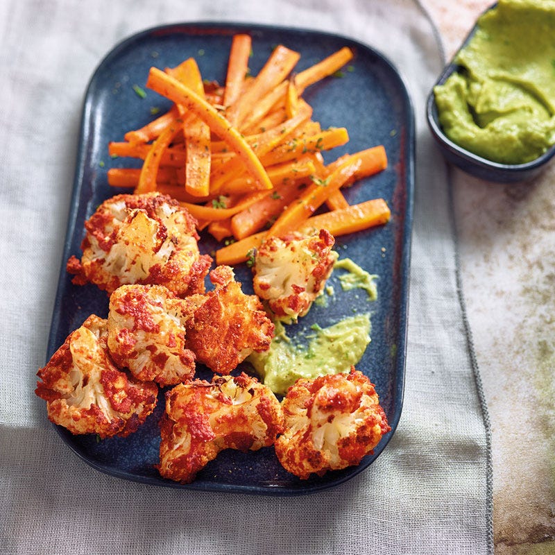 Blumenkohl-Wings mit Karottenpommes und Avocadodip