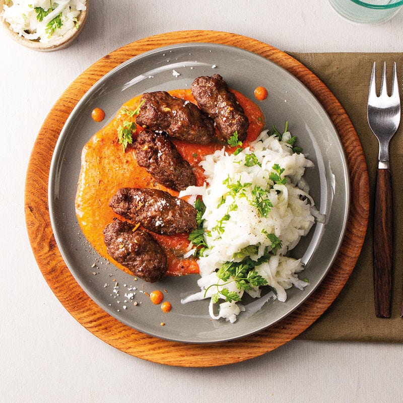 Cevapcici mit Kohlrabisalat und Paprikadip
