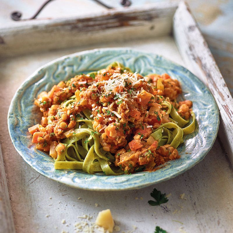 Grüne Nudeln mit Linsenbolognese