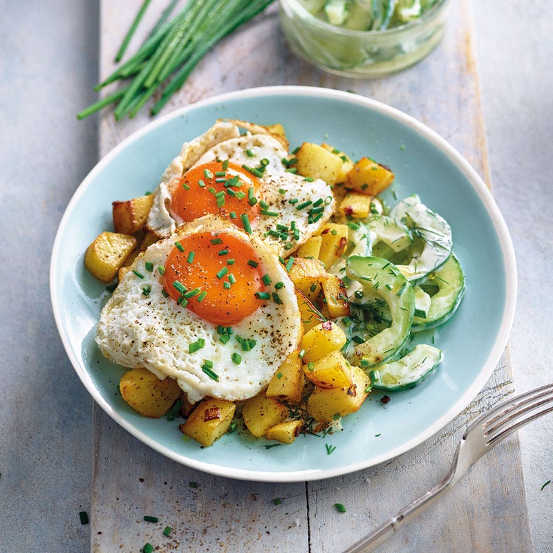 Bratkartoffeln mit Spiegelei und Gurkensalat