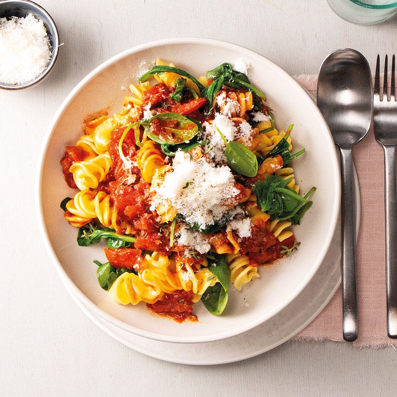 Fusilloni in selbstgemachter Tomatensauce mit Spinat