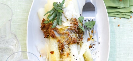 Asperges gratinées avec pesto à l‘ail