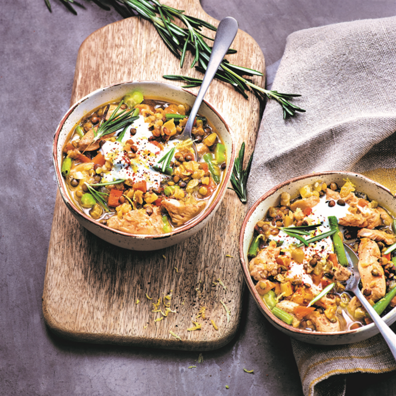Soupe de poulet aux lentilles avec yaourt épicé
