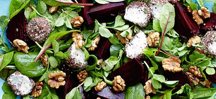 Salade de betterave, fromage aux herbes et aux noix