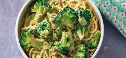 Spaghetti in cremiger Broccoli-Käse-Sauce