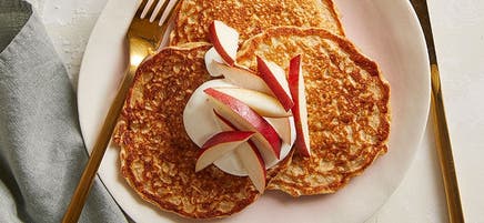 Oat pancakes with yogurt & pear